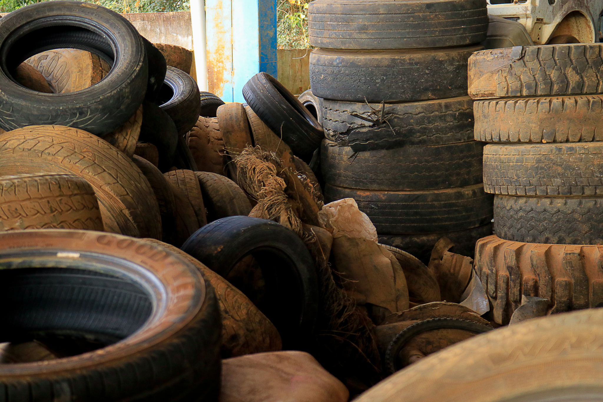 Coleta de pneus usados benefecia comunidade e borracharias
