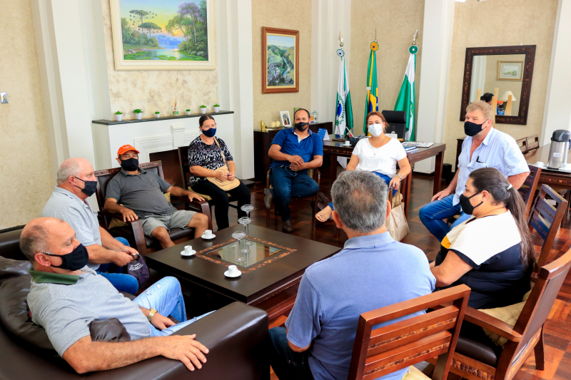 Prefeitura e comunidade São Domingos discutem projetos para recuperação de minas d´água 