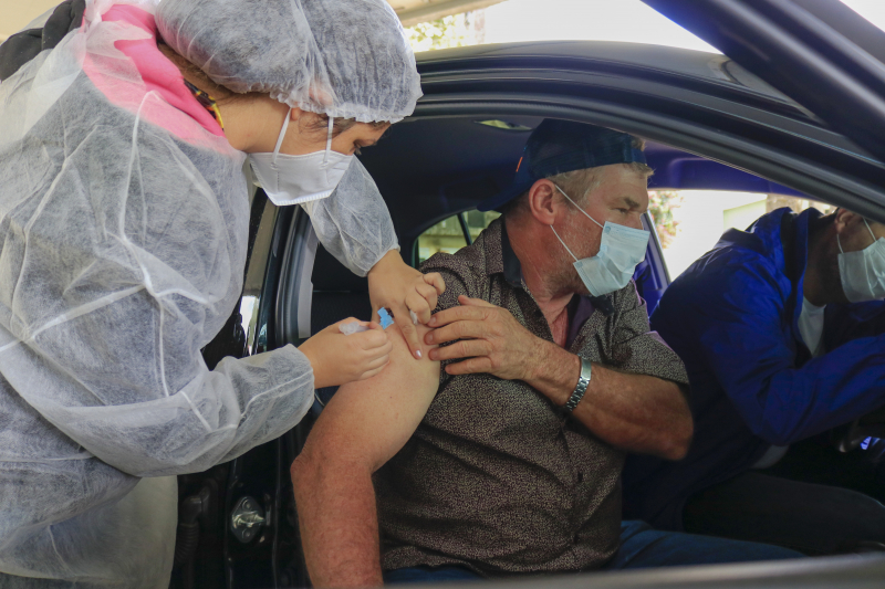 Prefeito Artur Butina recebe a 1ª dose da vacina contra a Covid-19