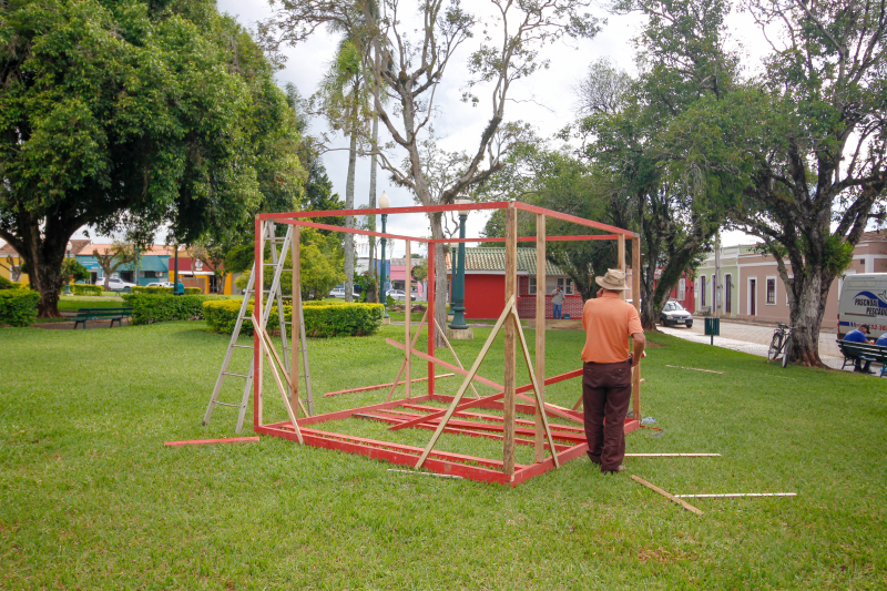 Praças Edmundo e Leopoldo Mercer estão preparadas para o final de ano em Tibagi