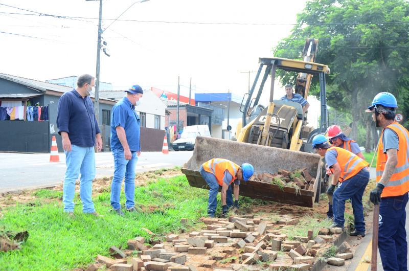 Secretaria de Obras de Tibagi realiza a doação de ‘pavers’ para calçadas