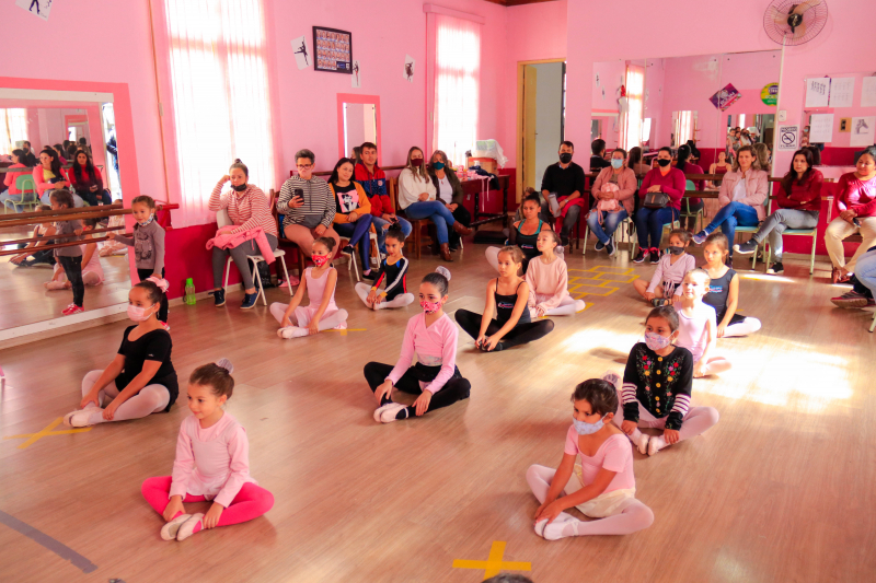 Escola de Dança de Tibagi realiza aula aberta em homenagem ao dia das mães
