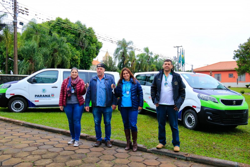 Saúde de Tibagi recebe duas minivans para transporte de pacientes