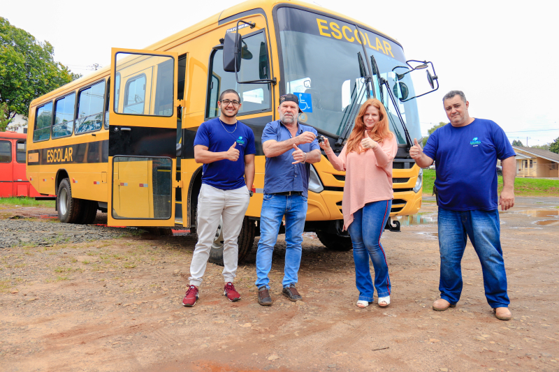 Educação de Tibagi recebe novo ônibus para o transporte escolar