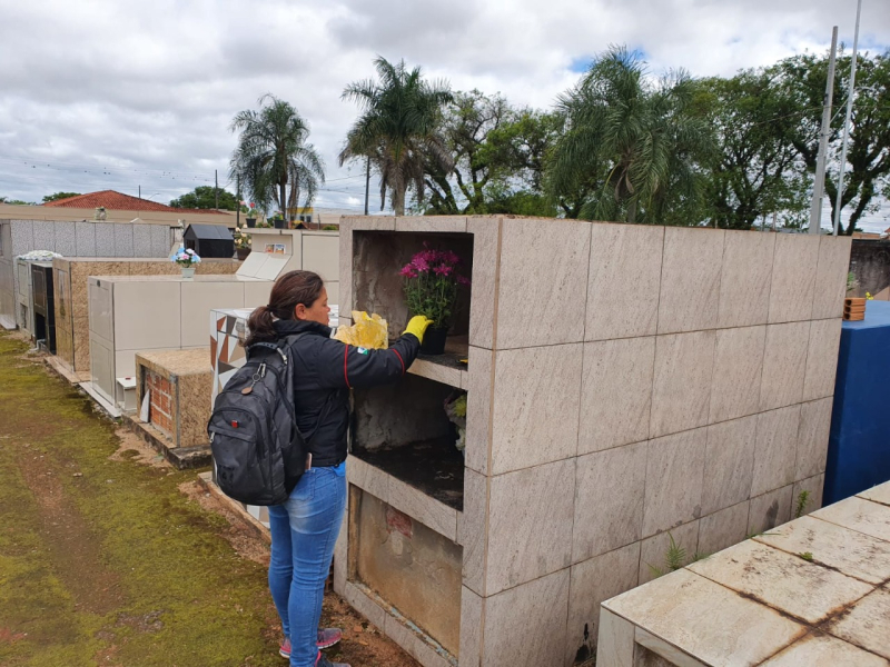 ACEs de Tibagi realizam a remoção de recipientes que acumulam água nos cemitérios
