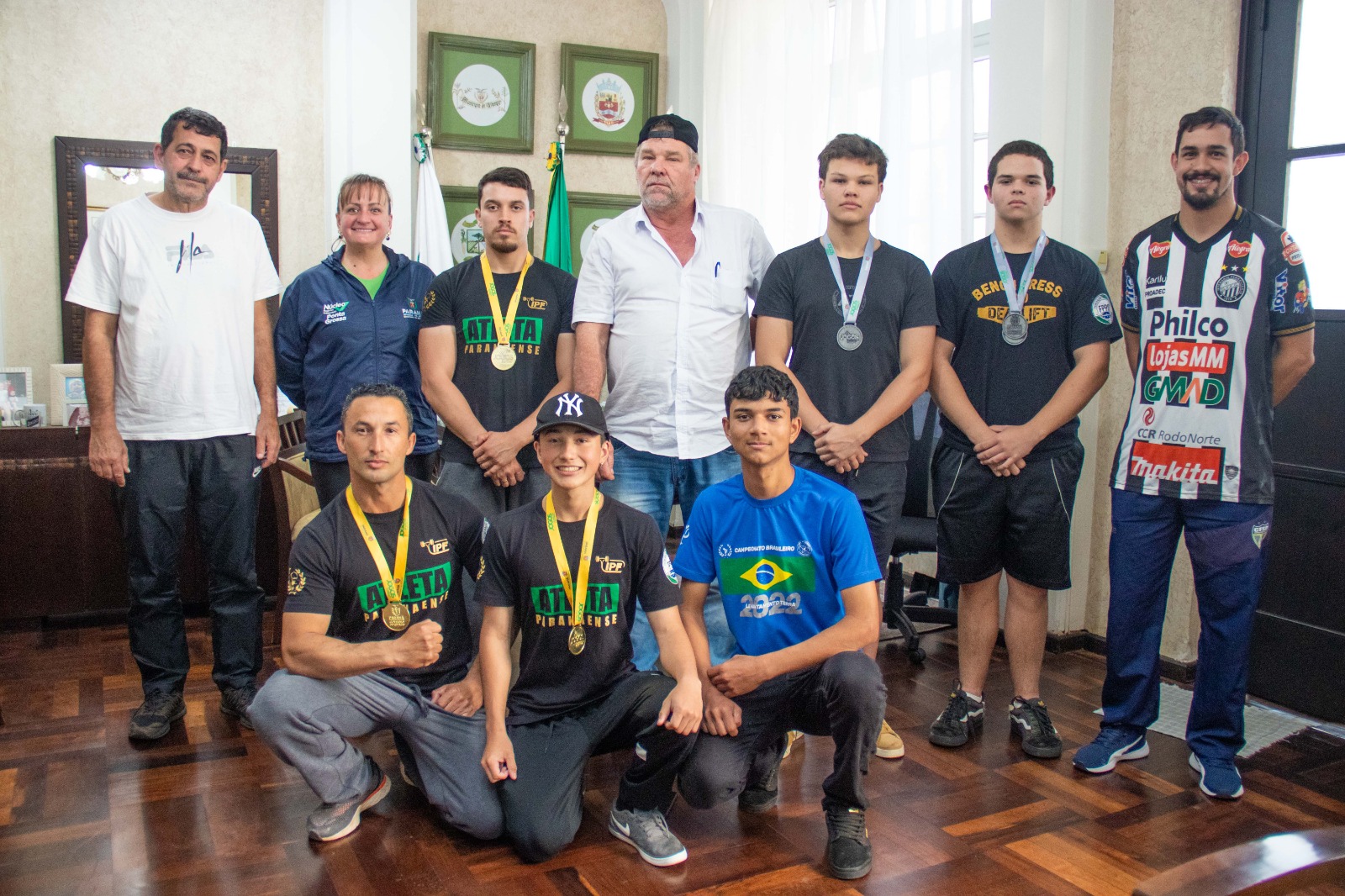 Prefeito de Tibagi recebe atletas medalhistas do powerlifting