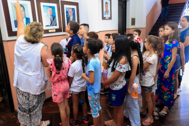 Alunos do Terceiro Ano da Escola Municipal Telêmaco Borba Visitam o Palácio do Diamante