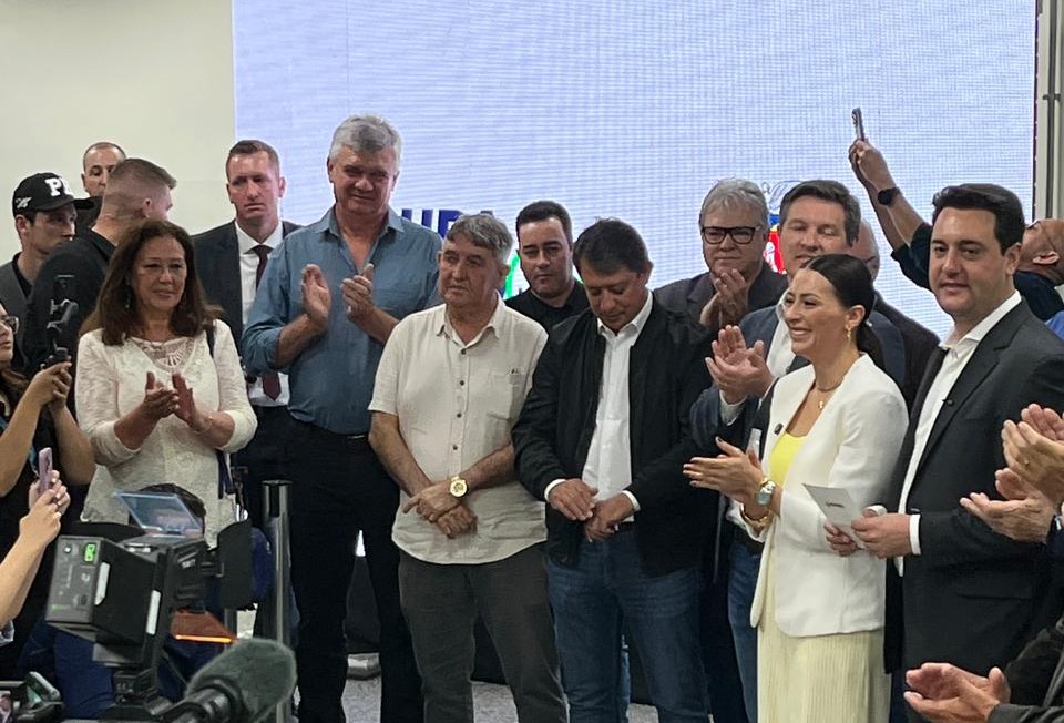 Imagem Notícia: Vice-prefeita Helynez participa de inauguração do Poupatempo ao lado do governador Ratinho