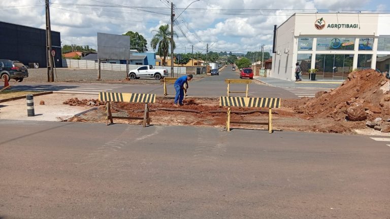 Prefeitura inicia obra de reabertura de cruzamentos na Avenida Manoel das Dores