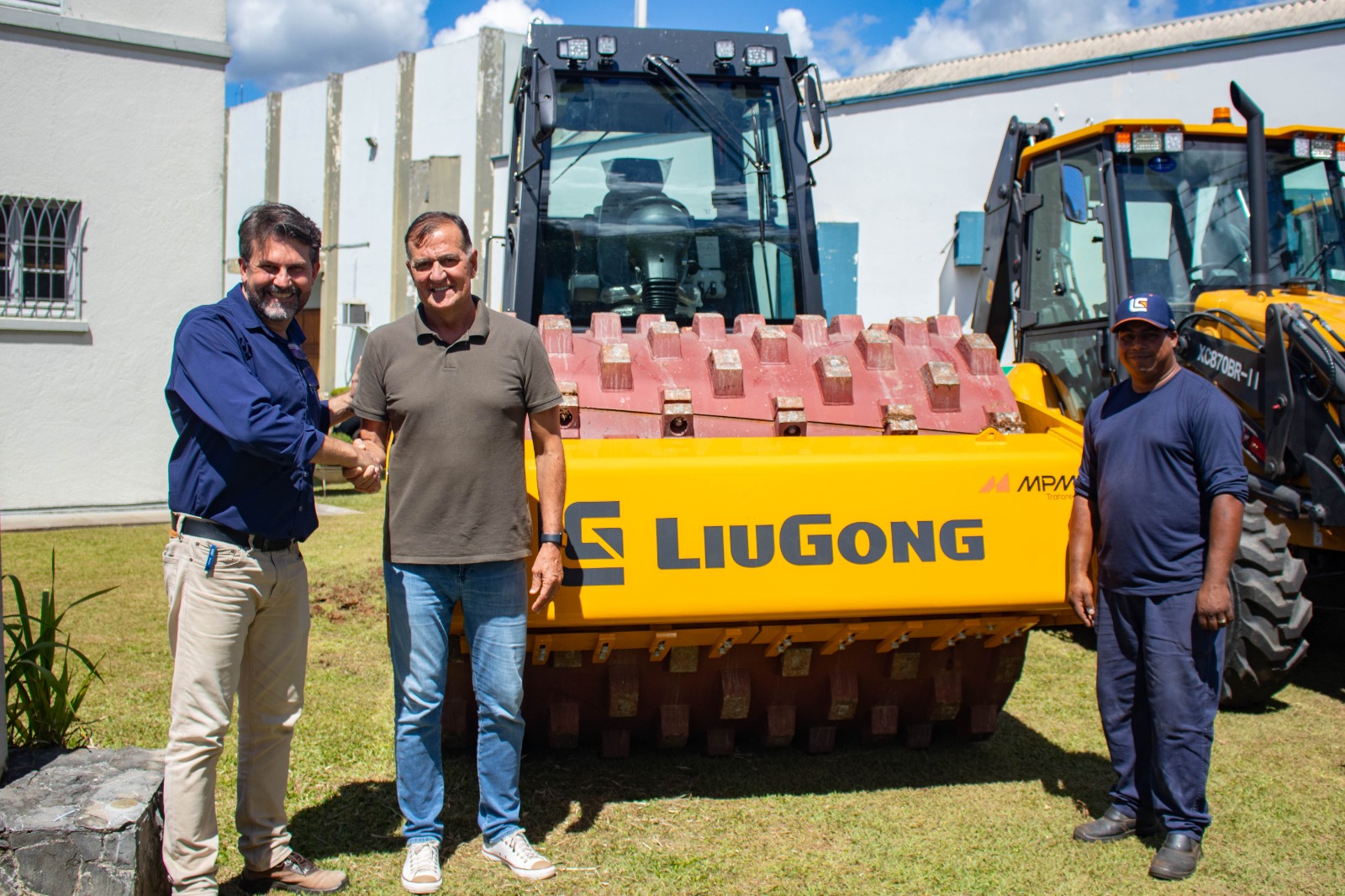 Imagem da Notícia: Prefeitura recebe retroescavadeiras e rolo compactador para reforçar manutenção das estradas rurais