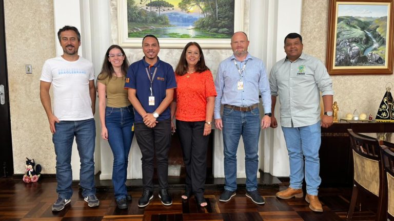 Prefeita Helynez discute investimentos e programas da Copel para o município