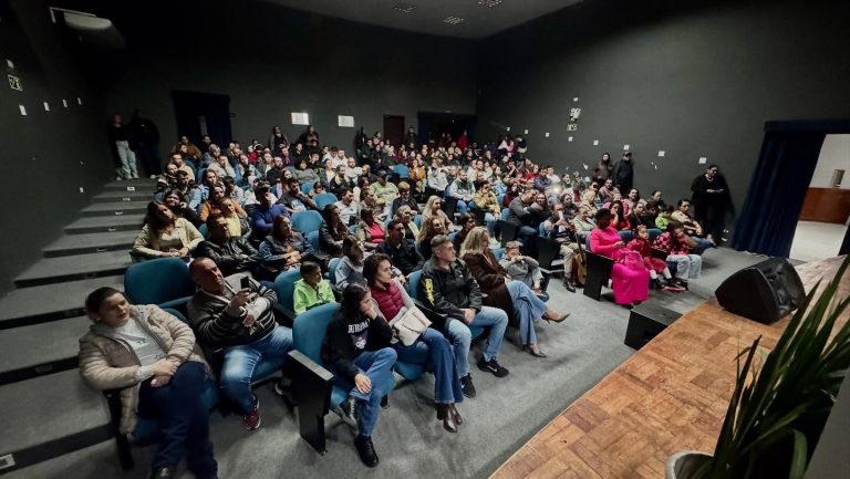 Comédia “Quase Cinquenta Tons de Cinza” chega a Tibagi com entrada solidária
